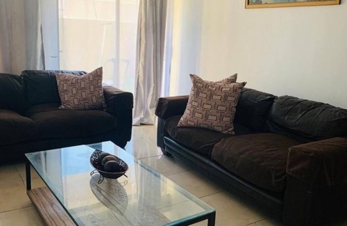 Bloubergstrand Apartamento | This lovely self contained 3 bedroom apartment is 5 minutes from the beach!
