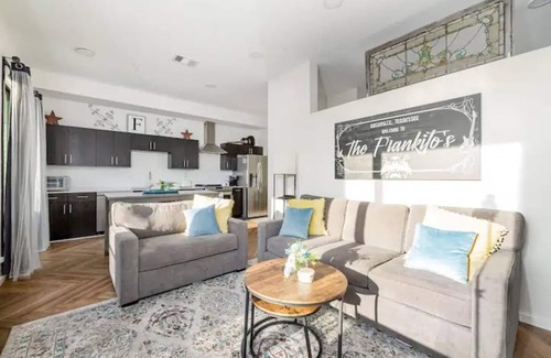 Edgehill Condominio | This modern 1-bedroom, 1-bath condo is located in the heart of Downtown, just 1.2 miles from Broadway’s live music, incredible dining, and local attractions. Perfect for couples, solo travelers, or business guests.