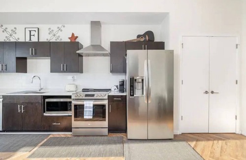 Edgehill Condominio | This modern 1-bedroom, 1-bath condo is located in the heart of Downtown, just 1.2 miles from Broadway’s live music, incredible dining, and local attractions. Perfect for couples, solo travelers, or business guests.