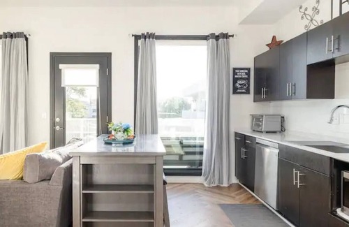 Edgehill Condominio | This modern 1-bedroom, 1-bath condo is located in the heart of Downtown, just 1.2 miles from Broadway’s live music, incredible dining, and local attractions. Perfect for couples, solo travelers, or business guests.