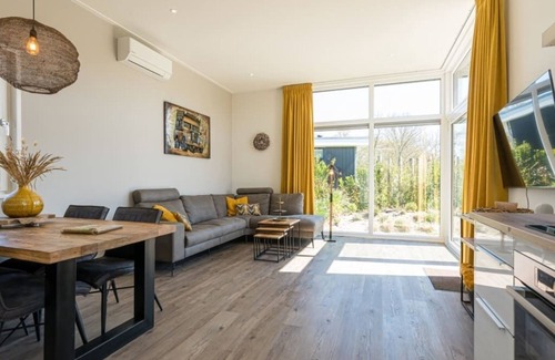 Burgh-Haamstede Casa | This modern 4-person chalet is located on a spacious plot on the edge of the park. Through the slidi