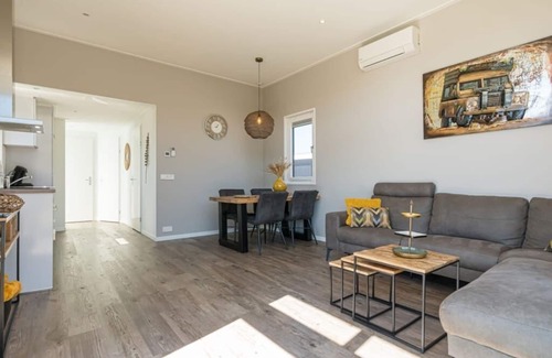Burgh-Haamstede Casa | This modern 4-person chalet is located on a spacious plot on the edge of the park. Through the slidi