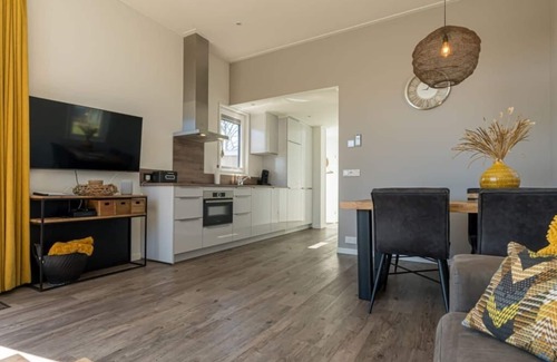 Burgh-Haamstede Casa | This modern 4-person chalet is located on a spacious plot on the edge of the park. Through the slidi