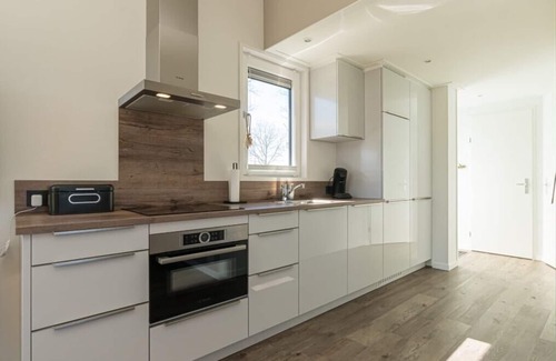 Burgh-Haamstede Casa | This modern 4-person chalet is located on a spacious plot on the edge of the park. Through the slidi
