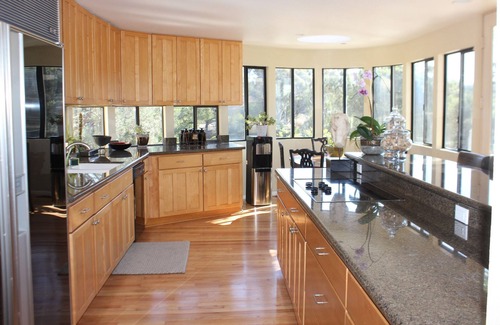 Carmel Valley Casa | Esta casa moderna es un paseo en bicicleta de la playa en una calle privada.