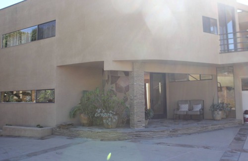 Carmel Valley Casa | Esta casa moderna es un paseo en bicicleta de la playa en una calle privada.