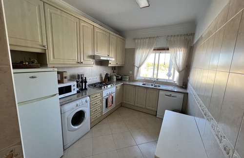 Portimao Apartamento | This place spells H-O-L-I-D-A-Y. Beautiful 2 bed apartment overlooking the pool