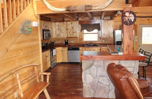 Luray Cabina | Esta propiedad está ubicada en una granja de 65 acres en el río Shenandoah.