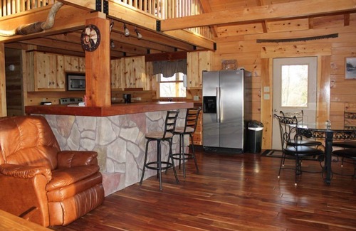 Luray Cabina | Esta propiedad está ubicada en una granja de 65 acres en el río Shenandoah.