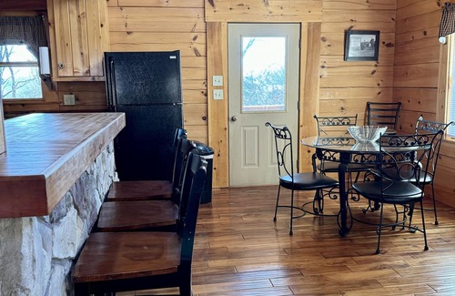 Luray Cabina | Esta propiedad está ubicada en una granja de 65 acres en el río Shenandoah.