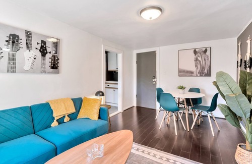Berkley Apartamento | This property offers a colorful and funky modern vibe with updated furniture and decorations
