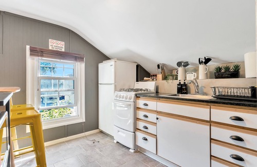 Berkley Apartamento | This property offers a colorful and funky modern vibe with updated furniture and decorations