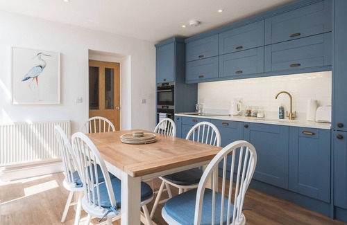 Rhosneigr Apartamento | This recently renovated coastal hideaway combines contemporary comfort with beach-chic style