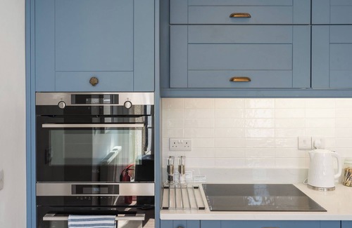 Rhosneigr Apartamento | This recently renovated coastal hideaway combines contemporary comfort with beach-chic style