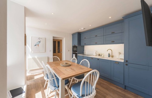 Rhosneigr Apartamento | This recently renovated coastal hideaway combines contemporary comfort with beach-chic style