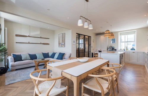 Rhosneigr Casa | This recently renovated coastal oasis combines contemporary comfort with beach-chic style