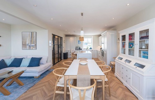 Rhosneigr Casa | This recently renovated coastal oasis combines contemporary comfort with beach-chic style