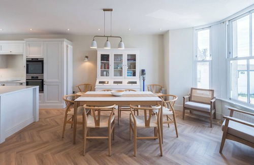 Rhosneigr Casa | This recently renovated coastal oasis combines contemporary comfort with beach-chic style