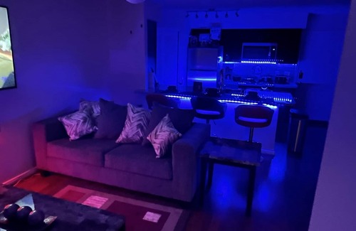 Houston Apartamento | This spacious and cozy LED themed 2 bedroom 2 bathroom is awesome. Pool, Gym etc