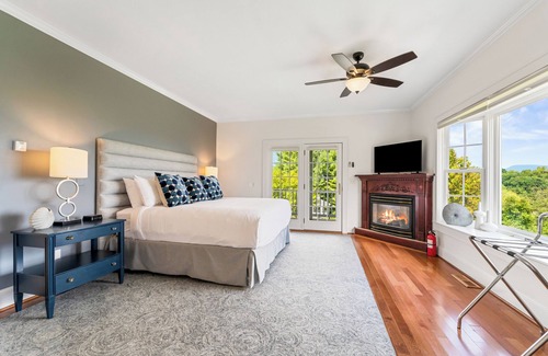 Lexington Cama Y Desayuno | This spacious cottage is located in a private building with its own entrance a few steps from the Main Inn. Features include a private balcony, bedroom with a king-size bed, gas fireplaces, private bathroom with double whirlpool tub and separate show