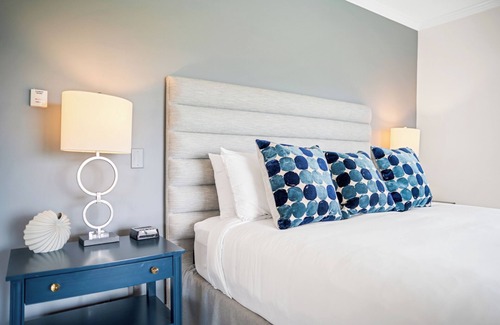 Lexington Cama Y Desayuno | This spacious cottage is located in a private building with its own entrance a few steps from the Main Inn. Features include a private balcony, bedroom with a king-size bed, gas fireplaces, private bathroom with double whirlpool tub and separate show