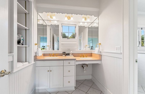 Lexington Cama Y Desayuno | This spacious cottage is located in a private building with its own entrance a few steps from the Main Inn. Features include a private balcony, bedroom with a king-size bed, gas fireplaces, private bathroom with double whirlpool tub and separate show
