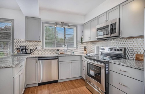 Jefferson Chalmers Apartamento | This spacious upper level apartment has been fully updated for your comfort and enjoyment