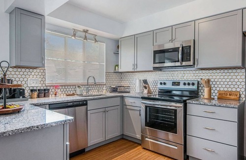 Grosse Pointe Apartamento | This stunning main level apartment recently fully updated for your comfort and enjoyment