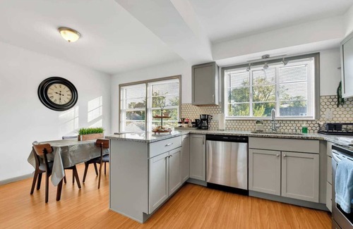 Grosse Pointe Apartamento | This stunning main level apartment recently fully updated for your comfort and enjoyment