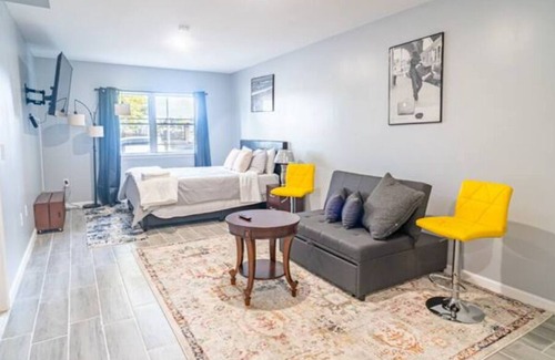 Irvington Casa | This stylish place to stay is perfect for group trips to NYC!