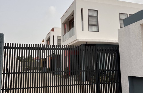 Teshie Casa | This townhouse is at a prime area in Accra and easy accessible. w