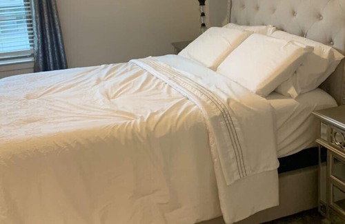 Addison Apartamento | This unigue place has style and access like non other.