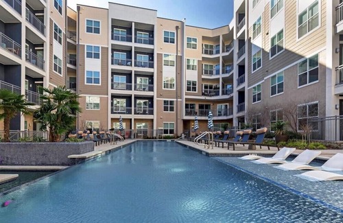Addison Apartamento | This unigue place has style and access like non other.
