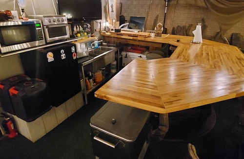 Westside Costa Mesa Cabina | This Venue is set up for hourly rates and/or overnights. Capacity 120 guests