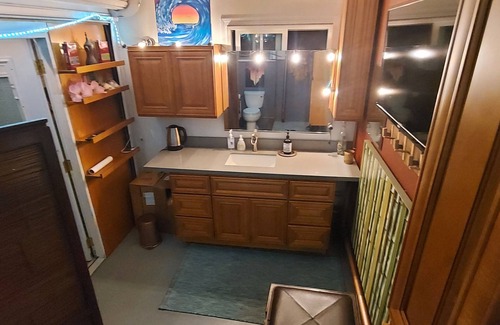 Westside Costa Mesa Cabina | This Venue is set up for hourly rates and/or overnights. Capacity 120 guests
