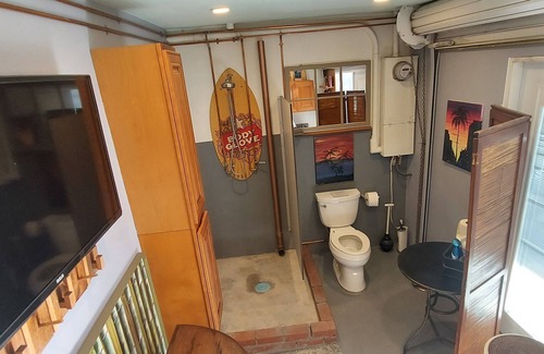Westside Costa Mesa Cabina | This Venue is set up for hourly rates and/or overnights. Capacity 120 guests