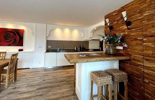 Alkmaar Apartamento | This very spacious appartement, located in a residental area of Alkmaar offers you holdiday feeling inside of the appartement as well as outide, near the river and it´s alternative boot bars.