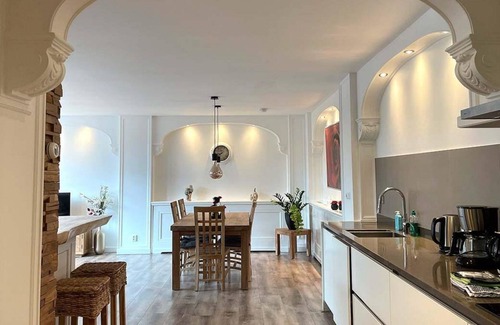 Alkmaar Apartamento | This very spacious appartement, located in a residental area of Alkmaar offers you holdiday feeling inside of the appartement as well as outide, near the river and it´s alternative boot bars.