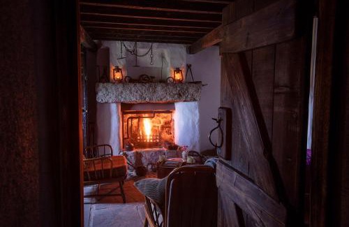 Newry Casa | Thistle Thatch Cottage and Hot Tub - Mourne Mountains