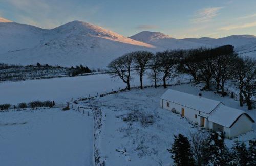 Newry Casa | Thistle Thatch Cottage and Hot Tub - Mourne Mountains