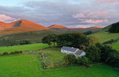 Newry Casa | Thistle Thatch Cottage and Hot Tub - Mourne Mountains