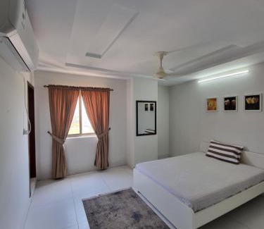 Hassan Abdal Apartamento | Three Bed Attached Bath Netflix Wifi Smart TV Parking WFH Desk Near Airport
