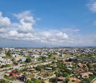 Hassan Abdal Apartamento | Three Bed Attached Bath Netflix Wifi Smart TV Parking WFH Desk Near Airport