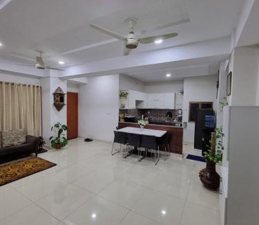 Hassan Abdal Apartamento | Three Bed Attached Bath Netflix Wifi Smart TV Parking Near Airport