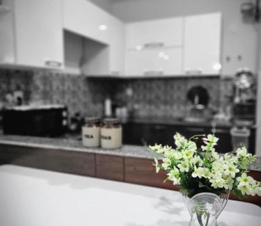 Hassan Abdal Apartamento | Three Bed Attached Bath Netflix Wifi Smart TV Parking Near Airport