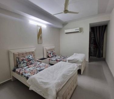 Hassan Abdal Apartamento | Three Bed Attached Bath Netflix Wifi Smart TV Parking WFH Desk Near Airport