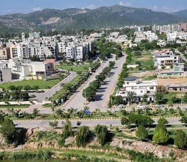 Hassan Abdal Apartamento | Three Bed Attached Bath Netflix Wifi Smart TV Parking WFH Desk Near Airport
