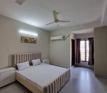 Hassan Abdal Apartamento | Three Bed Attached Bath Netflix Wifi Smart TV Parking WFH Desk Near Airport