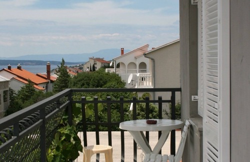 Novi Vinodolski Apartamento | Apartamento de tres habitaciones con terraza y vista al mar Novi Vinodolski (A-5529-a)