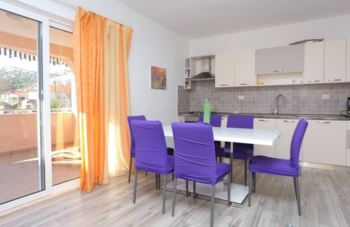 Seget Vranjica Apartamento | Apartamento de tres habitaciones con terraza y vista al mar Seget Vranjica, Trogir (A-17989-a)